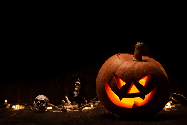 怖い顔と頭蓋骨のハロウィーンのカボチャ プレミアム写真