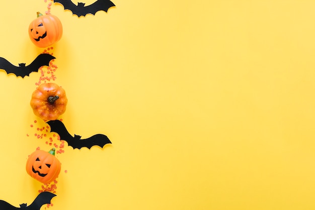 Бесплатное фото Тыквы на хэллоуине и летучие мыши в линии