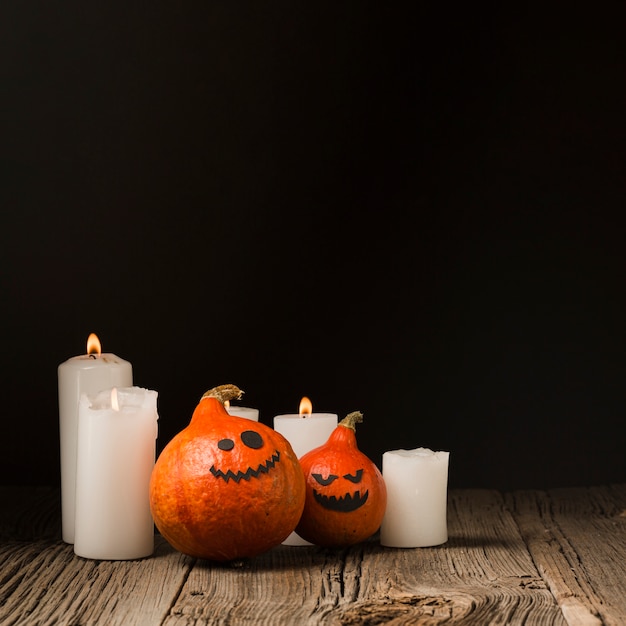 Vista frontale delle zucche e delle candele di halloween