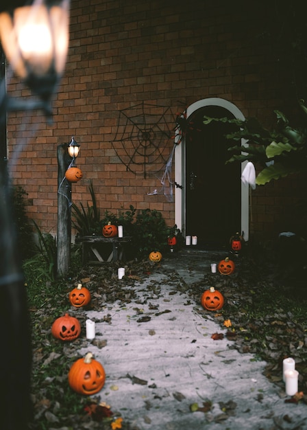 Free photo halloween pumpkins and decorations outside a house