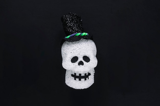 Free photo halloween skull in black hat