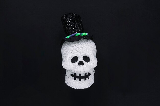 Cranio di Halloween con cappello nero