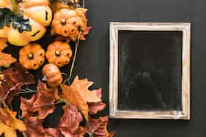 Free photo halloween slate composition with leaves and pumpkins