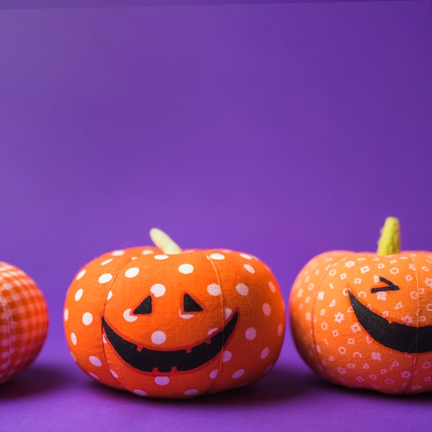 Foto gratuita zucche morbide sorridenti di halloween