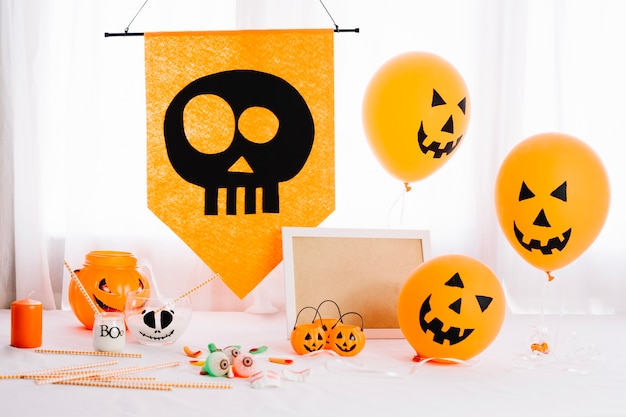 Free photo halloween table with pumpkin balloons