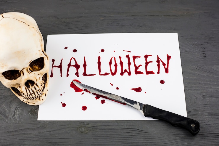 Free Photo halloween word and bloody knife 