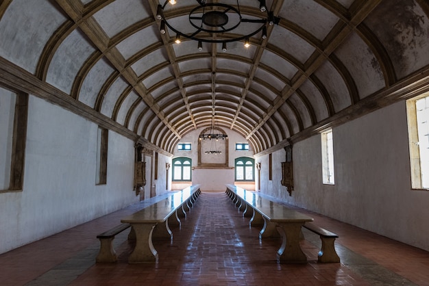 Foto gratuita sale del convento di cristo con finestre a tomar in portogallo