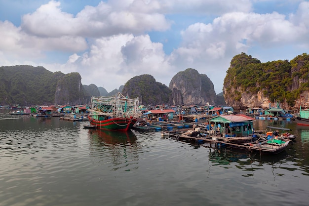 ハロン湾​または​ハロン湾​は​ユネスコ​の​世界​遺産​に​登録されている​ベトナム