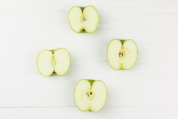 白い背景の上半分のリンゴ