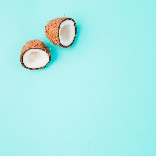 Половинки треснутого кокоса с белой спелой мякотью