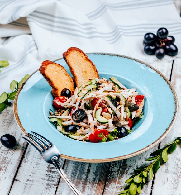 Insalata di prosciutto con olive e verdure