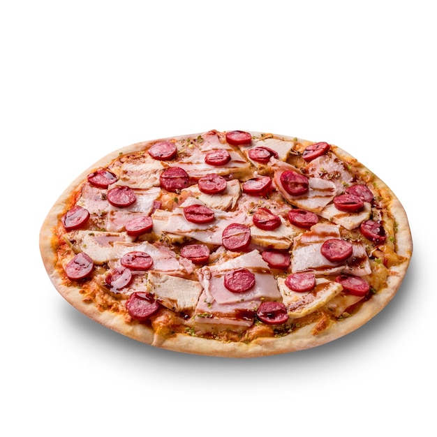 白い背景の上のハムとソーセージのピザ。スペースをコピーします。愛を込めて自家製。迅速な配達。レシピとメニュー。上面図。