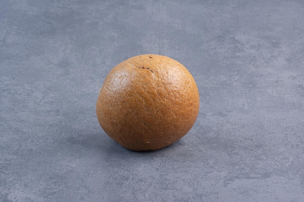 大理石の背景に直立したハンバーガーパン。高品質の写真