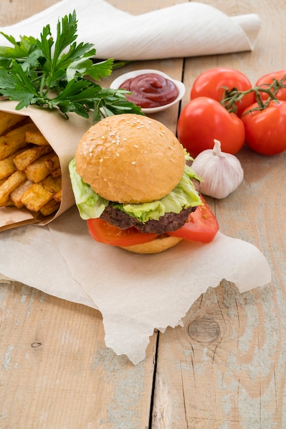 무료 사진 햄버거 맛있는 감자 튀김과 토마토