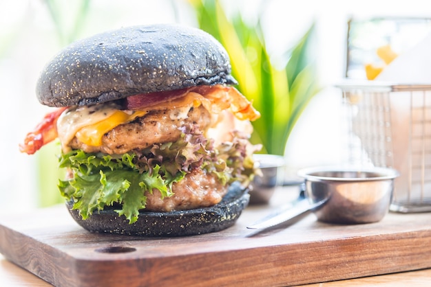 Foto gratuita hamburger con pane nero