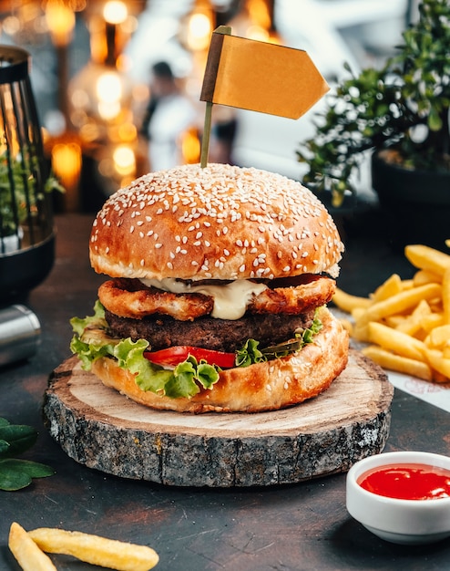 テーブルの上のフライドポテトとハンバーガー