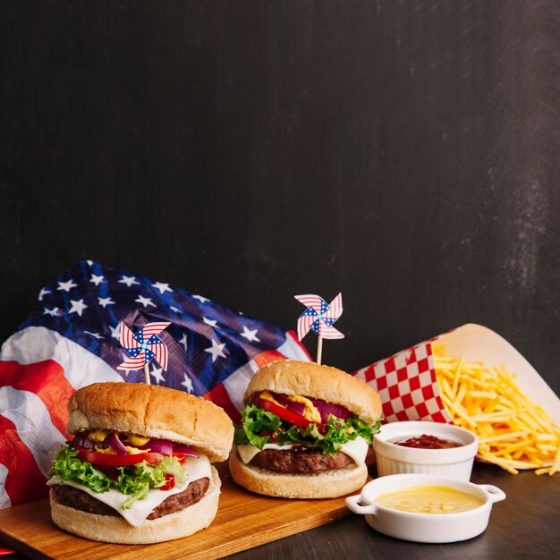 햄버거, 미국 국기 및 칩