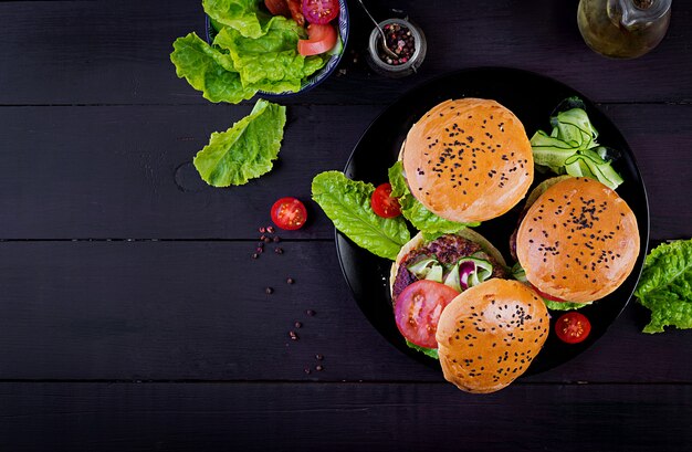 牛肉、トマト、赤玉ねぎ、レタスのハンバーガー