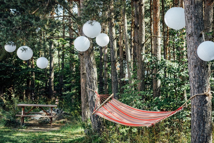Free Photo hammock on trees with white balloon decorations
