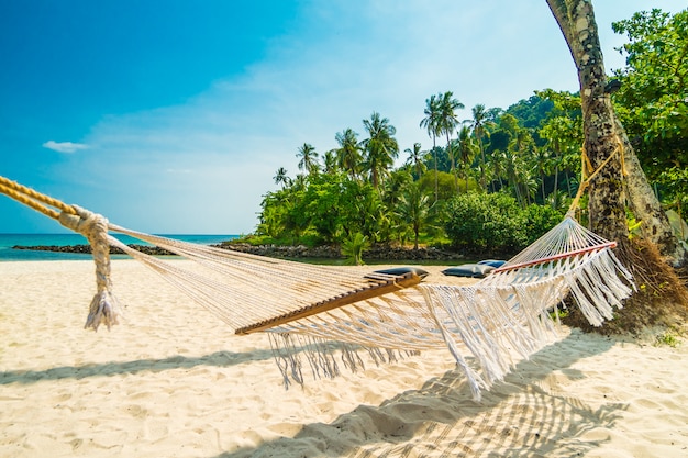 Бесплатное фото Гамак с красивой природой тропического пляжа