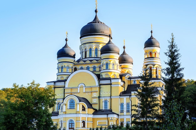 Монастырь Хынку и церковь среди зелени в Молдове