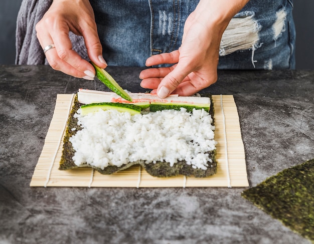 Foto gratuita mano aggiungendo gli ingredienti nell'involucro