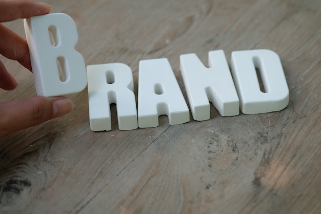 Foto gratuita mano ordinare lettere bianche brand