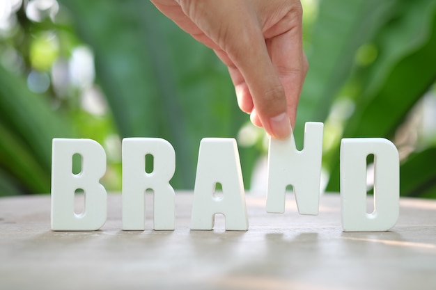 Foto gratuita mano ordinare lettere bianche brand