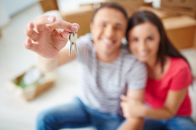 Free photo hand close-up of man holding a key