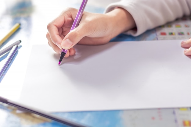 Free photo hand close-up of student holding a crayon