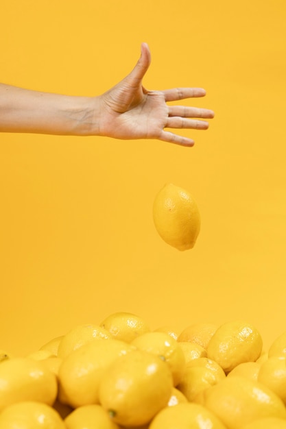 Ручной капли органического лимона