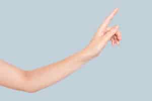 Бесплатное фото Жест рукой, указывающий на невидимый экран