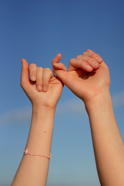 Foto gratuita gesti delle mani che rappresentano l'amicizia