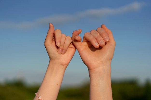Foto gratuita gesti delle mani che rappresentano l'amicizia