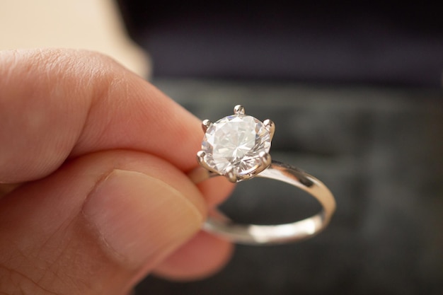 手持ちの美しいジュエリーダイヤモンドリング