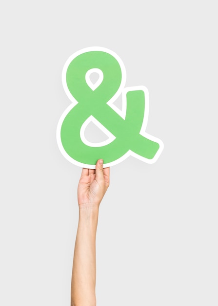 Free photo hand holding ampersand symbol