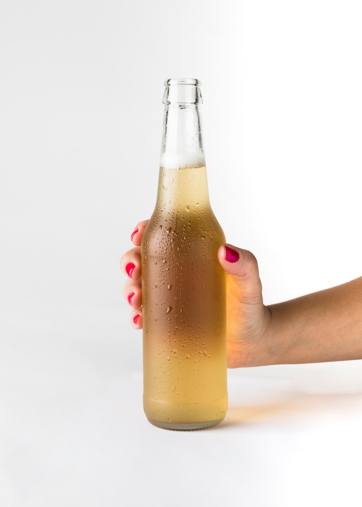 Free Photo hand holding beer bottle