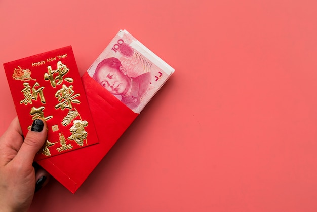 손을 잡고 카드와 중국 지폐