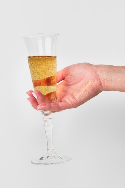 Рука держит бокал с шампанским