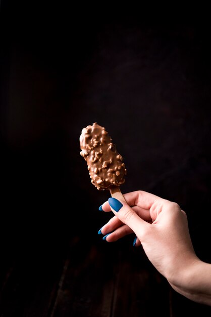 손을 잡고 초콜릿 아이스크림