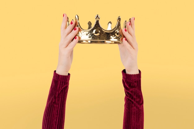 Бесплатное фото Рука держит корону, рейтинговая маркетинговая концепция