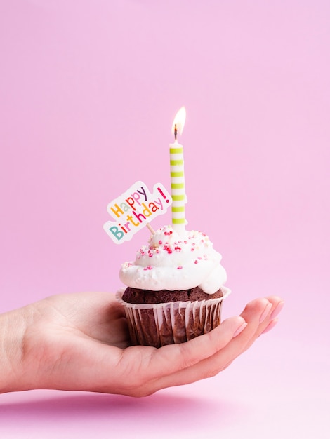 Рука вкусный кекс с днем рождения знак