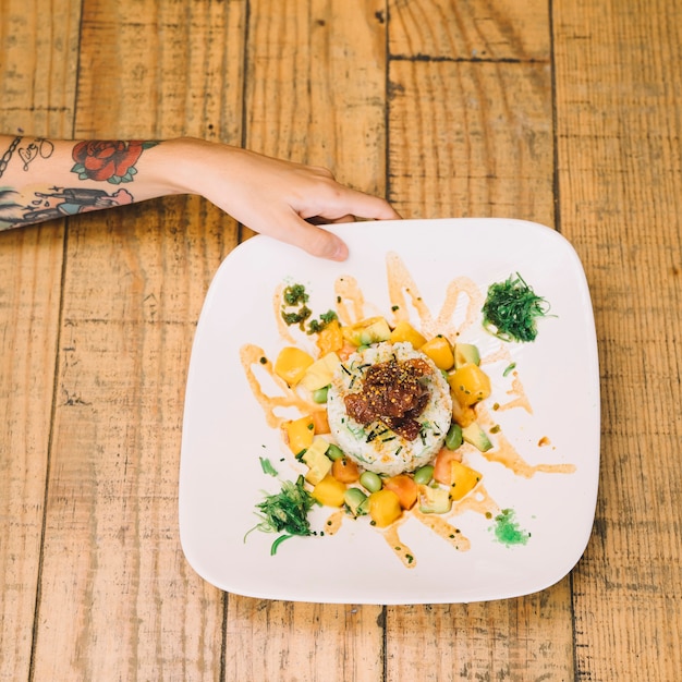 Free photo hand holding dish