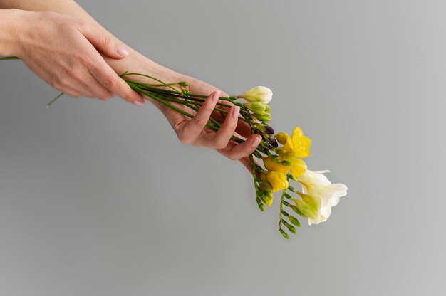 エレガントな花を持っている手