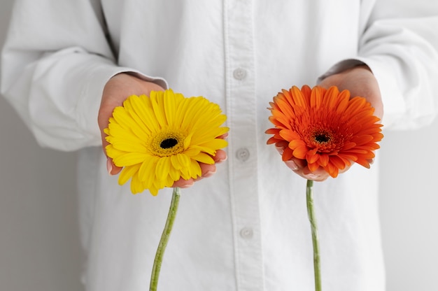 Foto gratuita mano che tiene fiore elegante