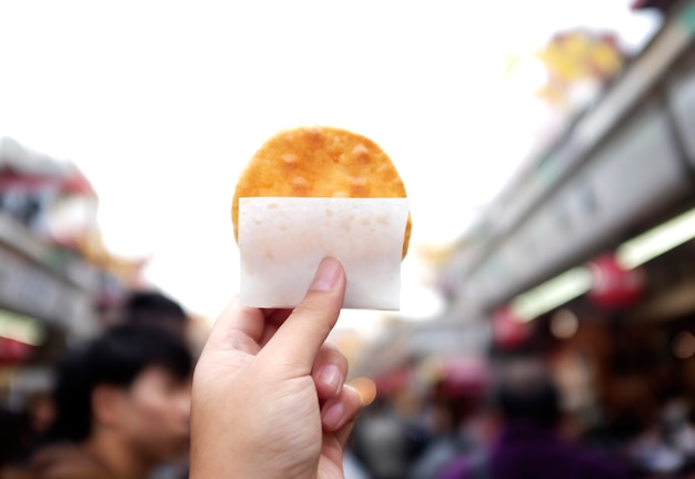 手持ちの食べ物日本のクラッカー