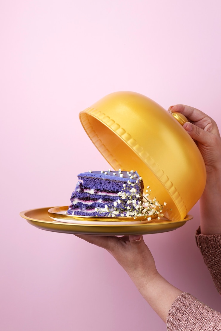 無料Photo ケーキと花と金色のプレートを保持している手