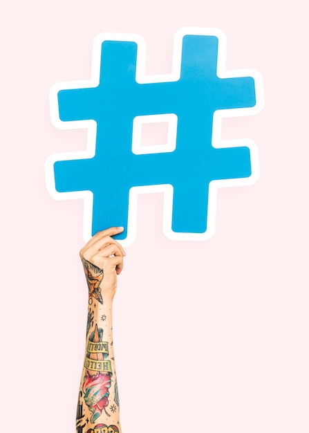 Foto gratuita mano che tiene il simbolo hashtag