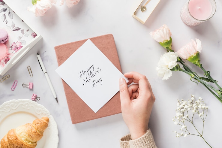 Free Photo hand holding lovely mother's day card