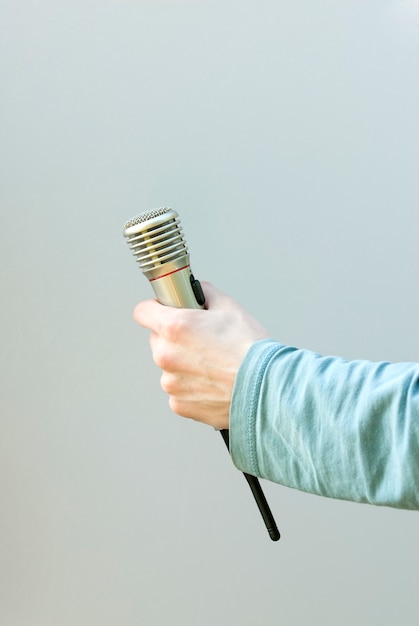 Free photo hand holding microphone